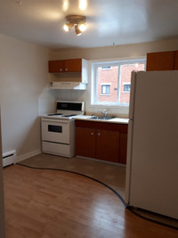 Comfortable 2 bed with balcony - avail May 2024