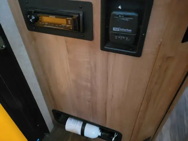 2018 FLAGSTAFF HW27SC HI-WALL WITH SLIDE OUT AND A/C in Travel Trailers & Campers in Bedford - Image 9