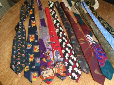 CRAVATES au choix  5 $ chacune Déguisement  DISNEY POOH NOEL, View more