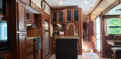 2018 Jayco ht 30.5 ckts,Excellent condition,mid profile so height is not a problem (12ft 3 inch).Gre...