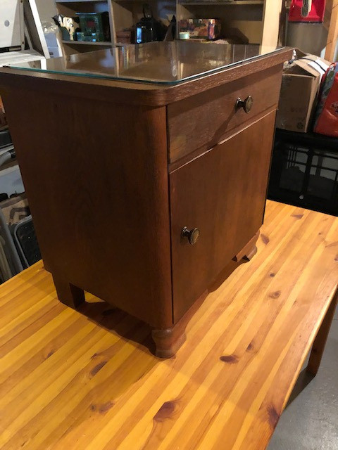 VINTAGE CUTE LITTLE BROWN DESK dans Bureaux  à Ouest de l’Île - Image 2