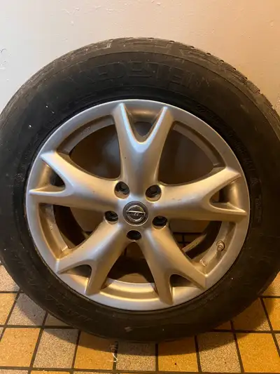 4 pneus d’été sur jante encore bon pour rouler. + 1 pneu de secours sur jante jamais utilisé. Étaien...
