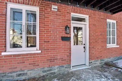 À LOUER – 3 ½ rénové à neuf – Vieux-Lévis Rez-de-jardin • Thermopompe • 1 300 $/mois Superbe 3 ½ dan...