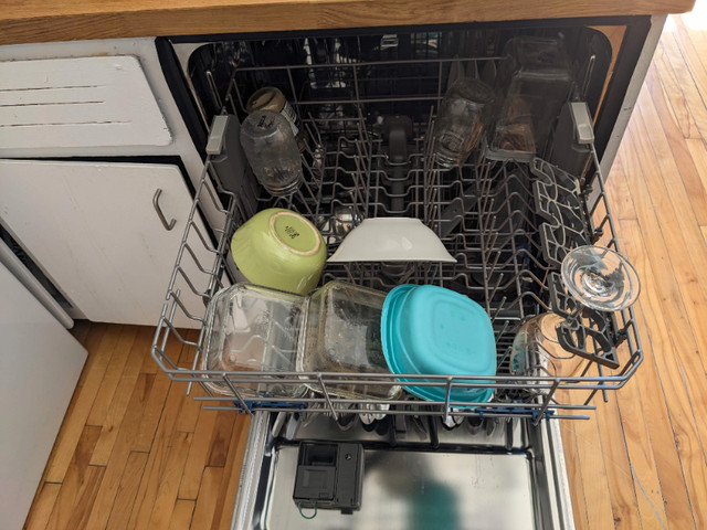 Lave-vaisselle Whirpool très silencieux et presque neuf dans Lave-vaisselles  à Ville de Montréal - Image 4