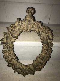 VINTAGE CAST IRON OVAL FRAME ADORNED WITH CHERUBS