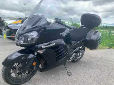Tres bonne moto, peu de kilo, va super bien, Cover seat, pare brise Vstream, top case deux casques,...