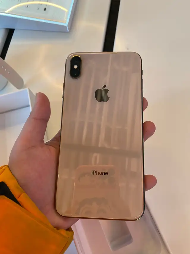 iPhone XS Max Gold 64GB in Cell Phones in Markham / York Region - Image 5
