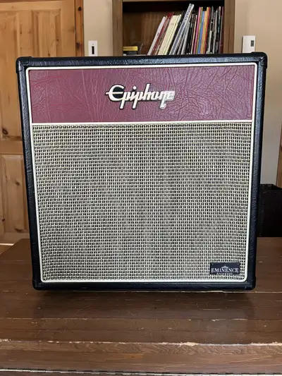 Cab 1x12 Epiphone de la serie Valve Junior. J'ai changé le haut-parleur/speaker pour un Mesa Boogie...