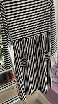 Pretty checked gown with 2 pockets- size L