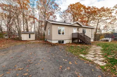 Construction 2014 situé à sainte-julienne , 2 chambres au r-d-c + une au sous-sol et 3 autres grande...