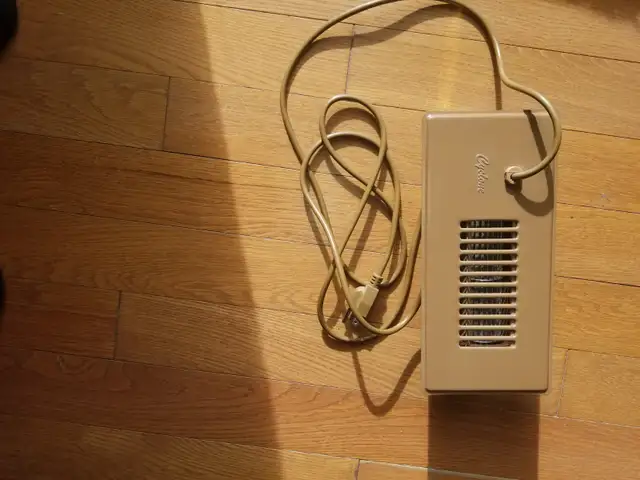 Cyclone Register Booster Fan Plus Brown with Built-In Thermostat in Indoor Lighting & Fans in Mississauga / Peel Region - Image 2