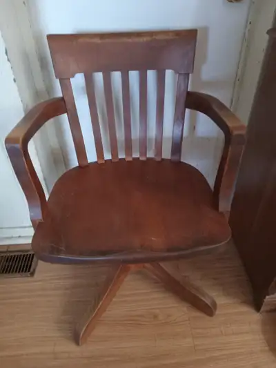 VINTAGE SWIVEL OFFICE CHAIR .. SOLID MAPLE WOOD .. EXCELLENT CONDITION .. NO WHEELS .. PICK UP ON SO...