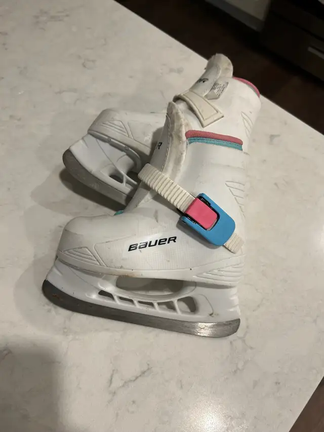 tiny girls skates 6/7 size  in Skates & Blades in Guelph - Image 2