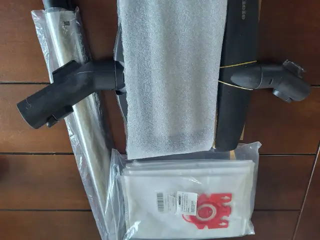 Miele Vacuum Deluxe  in Vacuums in Calgary - Image 7
