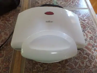 Salton sandwich maker used, very good condition Clean, non-smoking home. Will deliver in Sarnia for...
