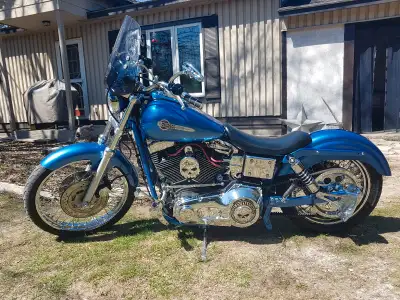 $9000 OBO 99 dyna 88 Cubic inch 65000 km New back tire BMW blue paint job Lowered bike Loud shotgun...