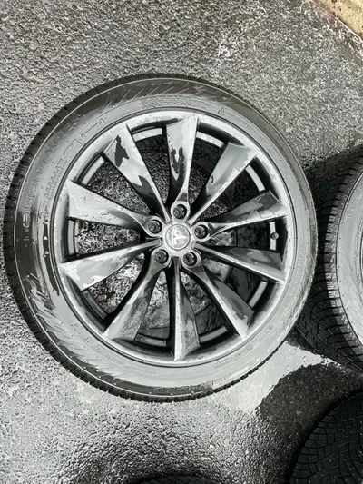 Jantes OEM Tesla 19’’ équipés de pneus d’hiver NOKIAN HAKKAPELITTA R5 EV 255/45R19 Excellent état. P...