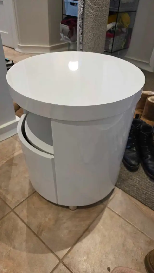 Vente déménagement tapis + table de chevet  in Multi-item in Laval / North Shore - Image 3
