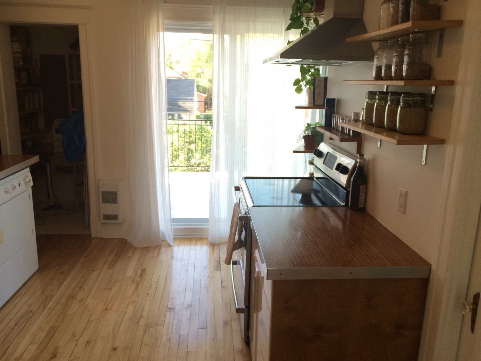 Sunny riverside 2 bedroom condo in Verdun, furnished-sublet — photo 3