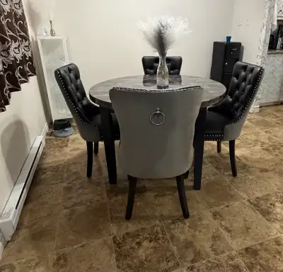 4 Chairs4 chaises en très bon ètat(presque neuves) prix 500$ neg, View more