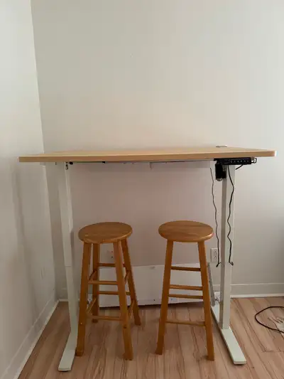 Bureau ajustable, comme neuf / Electric Standing Desk, like new, View more