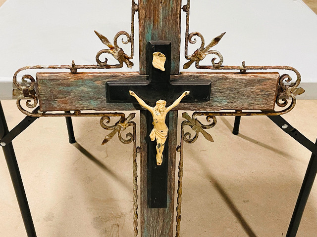 Stunning Vintage Large Metal & Wood Wall Crucifix (Circa 1950) in Other in Mississauga / Peel Region - Image 2