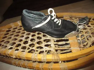 (BARGAIN) Raquette bois babiche 42 po avec fixation ski de fond, View more