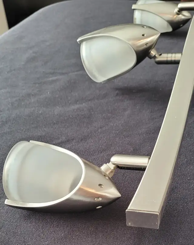 Luminaire de 3 lumières sur rail  3 Light Track Lighting in Indoor Lighting & Fans in Laval / North Shore - Image 6
