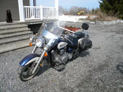 Moto à vendre à qui la chance, 1600cc en très bonne ordre et prête à rouler, elle a été plusieurs an...