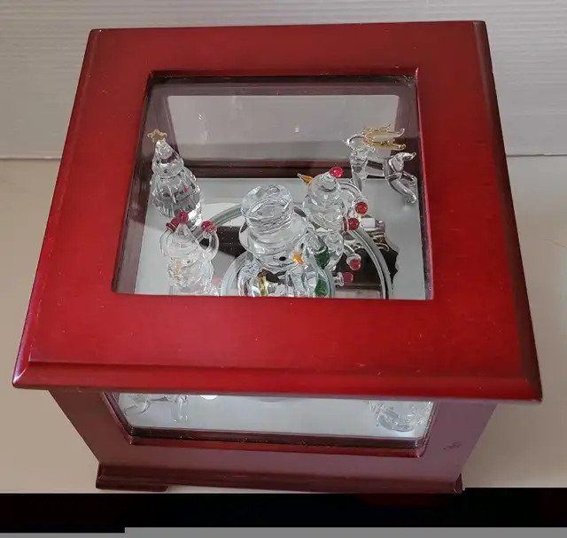 Vintage Gold Abel Collection Crystal Showcase Music Box  in Arts & Collectibles in Oshawa / Durham Region - Image 3