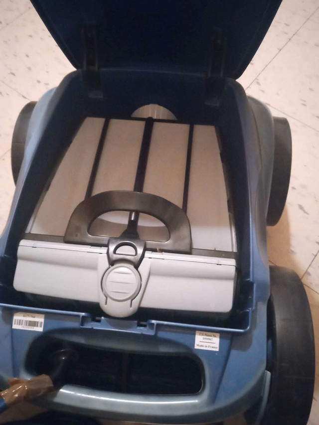 Polaris submerisable pool cleaner 4 x 4 in Hot Tubs & Pools in Kingston - Image 2