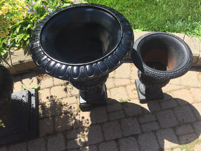 Cast iron planter urn in Outdoor Décor in Mississauga / Peel Region - Image 3