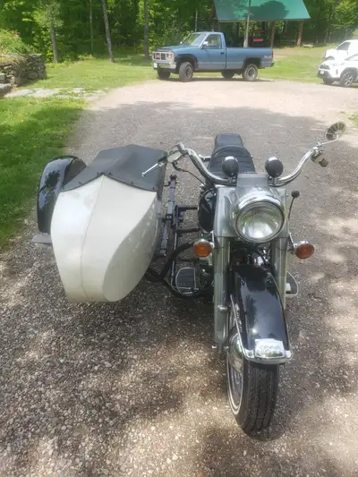This fun Shovel has all the sidecar goodies including a three speed with reverse transmission, adjus...