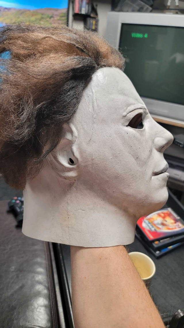 Michael Myers Halloween mask  in Arts & Collectibles in Oshawa / Durham Region - Image 3