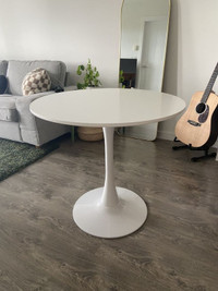 Round Tulip dining table 32 inches table and chairs shipping