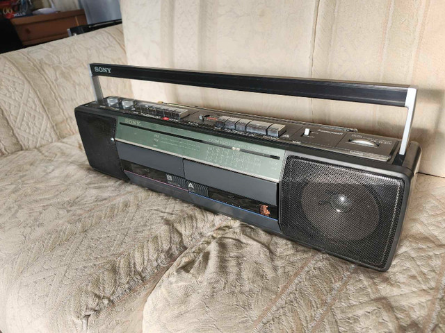 Vintage Sony boombox in Stereo Systems & Home Theatre in Leamington - Image 2