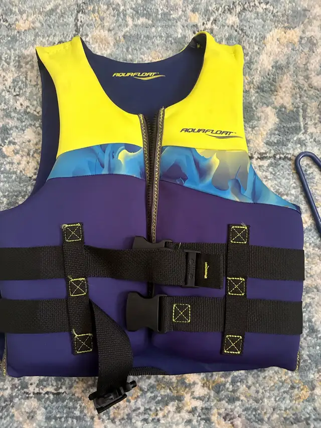 Youth Life Jacket in Other in Kingston - Image 2