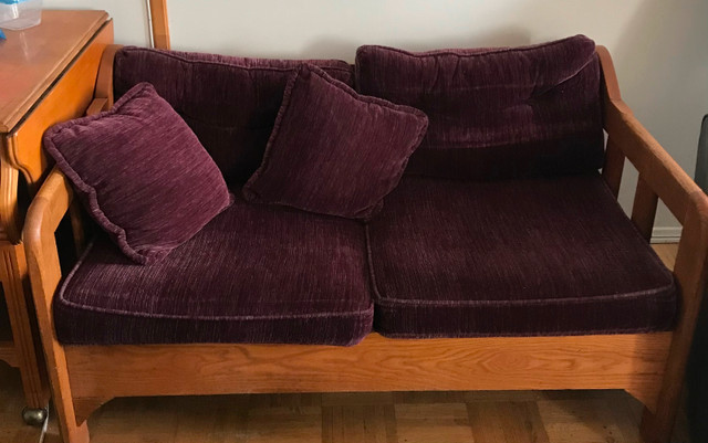 Sofa 2 places et fauteuil assorti  40$  + autres meubles en bois dans Sofas et futons  à Ville de Montréal - Image 2