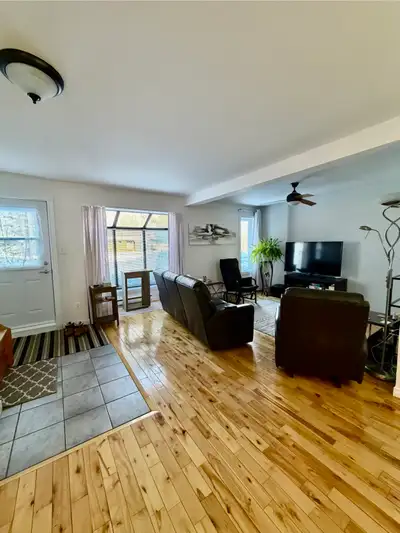 Découvrez ce charmant logement de style maison en rangé situé au rez-de-chaussée avec entrée indépen...