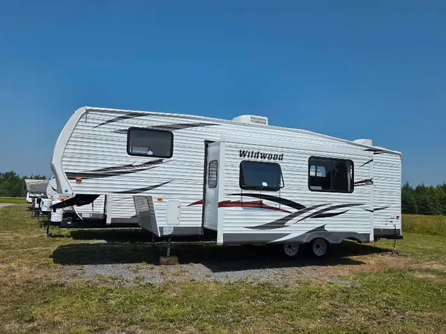 2013 WILDWOOD 5TH WHEEL 26DDSS WITH BUNKS in Travel Trailers & Campers in Bedford - Image 3