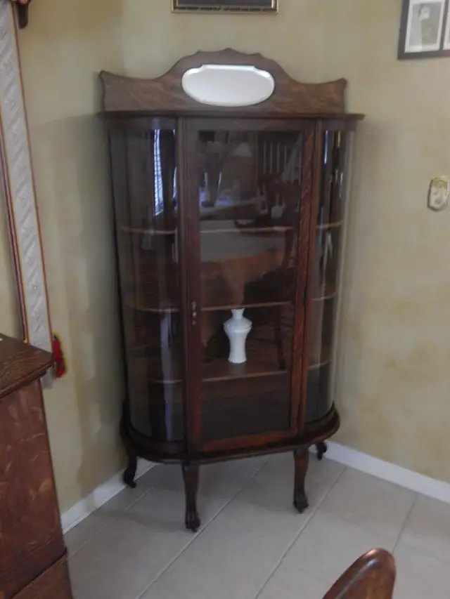 Curio Cabinet - Vintage (delivered) in Hutches & Display Cabinets in Ottawa - Image 3
