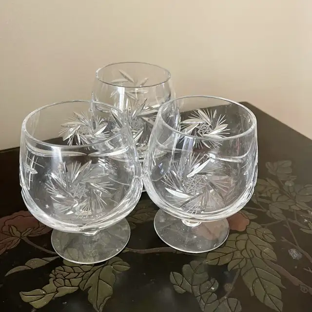 Three Crystal Scotch Glasses / Cognac Glasses in Kitchen & Dining Wares in City of Montréal - Image 2