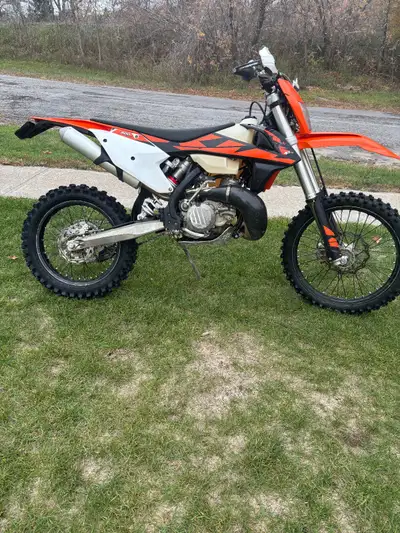 Ktm 300 wxc 2018 only 6400 km 202 Hrs new tires and break pads this summer. Comes with moose tubes {...