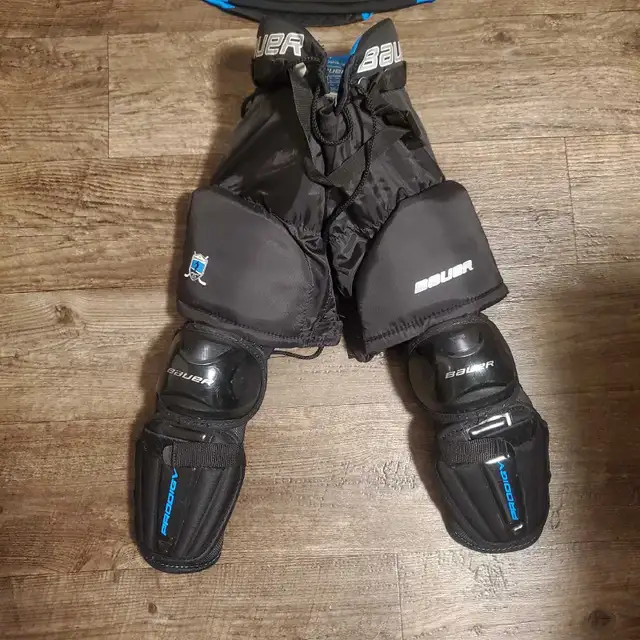 New Youth Size Small  BAUER Hockey Equipment in Hockey in Barrie - Image 5
