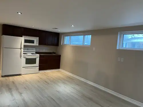 Newly renovated bright modern quiet bachelor apartment in Richmond Hill, steps to public Transit (Vi...