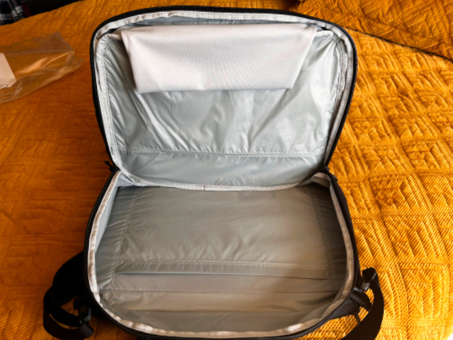 Osprey Ozone Boarding Bag - Brand New. Never Used. in Other in City of Halifax - Image 4