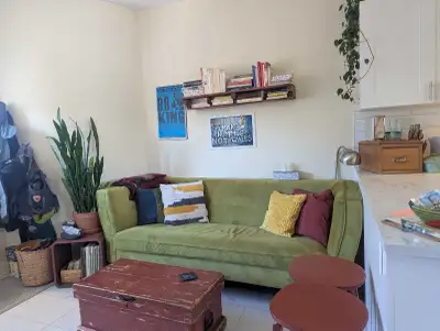 À louer pour la mi mai (très négociable). Cession de bail, le bail continue en juillet, sans augment...