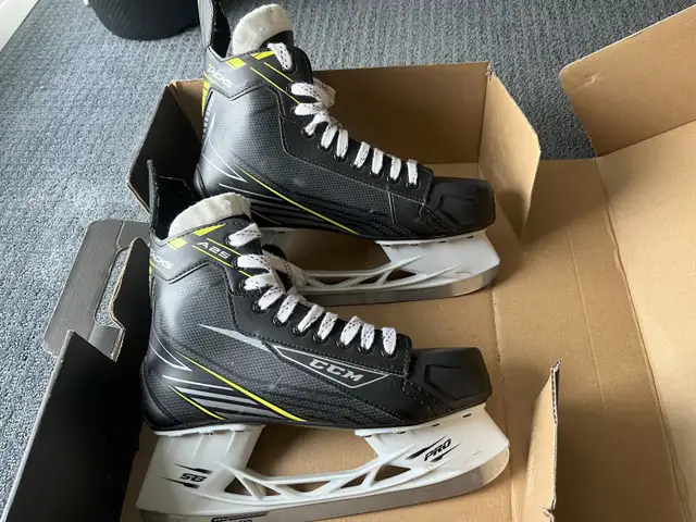 Mens CCM Tacks Ice Skates - skate size 9/shoe size 10.5 $75 OBO in Hockey in City of Toronto - Image 2