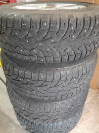 4 pneus d'hiver à clous TOYO, 215/65/16, avec 4 MAGS