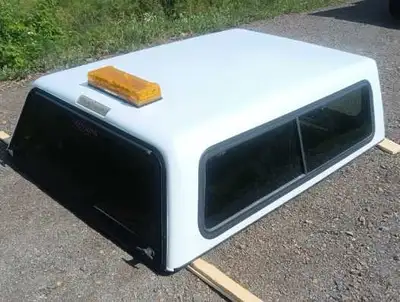 Like the title says, bed cap off a 2011 Canyon, 6 foot box. Comes with the mounting hardware and key...